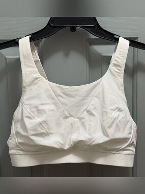 Athleta Stride Lite Wireless Sports Bra w/Sculpted Cups & a Breathable Panel 38C